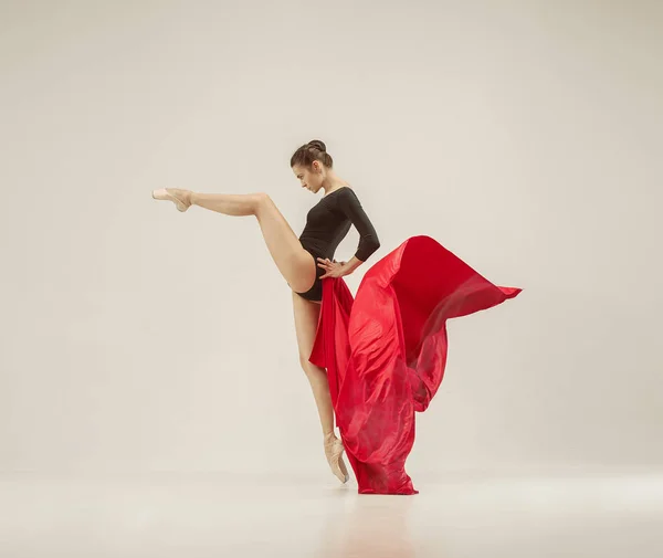 Danseuse de ballet moderne dansant en corps entier sur fond de studio blanc . — Photo