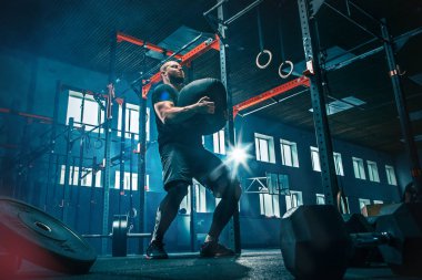 Genç adam bir spor salonunda egzersiz Barbell kaldırma uygun