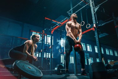 Genç adam bir spor salonunda egzersiz Barbell kaldırma uygun
