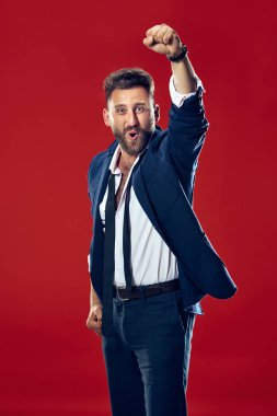 Kazanan başarı adam mutlu kendinden geçmiş bir kazanan olmak kutluyor. Dinamik enerjik görüntü erkek modeli