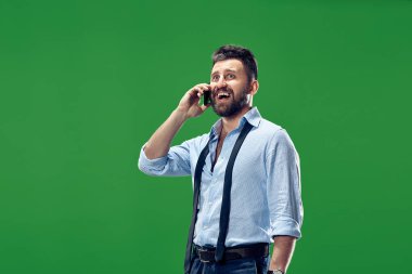 Cep telefonu ile yakışıklı işadamı