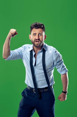 Yeşil studio arka planda çığlık genç duygusal kızgın adam