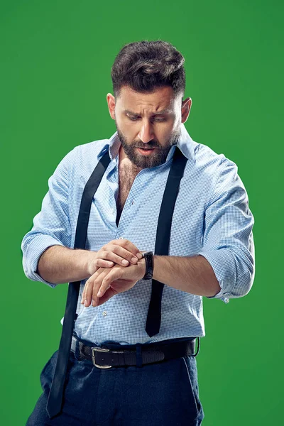 Hombre de negocios guapo revisando su reloj de pulsera aislado sobre fondo blanco — Foto de Stock