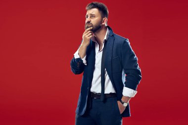 Genç ciddi düşünceli iş adamı. Şüphe kavramı.