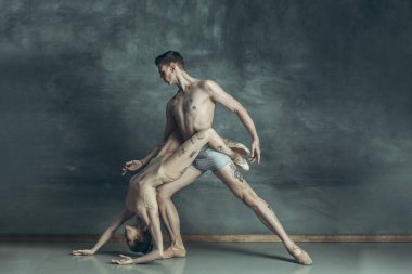 Gri studio arka plan üzerinde poz genç modern bale dansçıları
