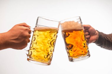 Beyaz arka plan üzerinde izole sıçrama oluşturma bira toasting, kupalar ile el
