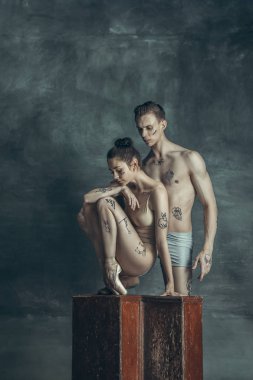 Gri studio arka plan üzerinde poz genç modern bale dansçıları