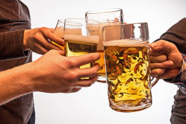 Beyaz arka plan üzerinde izole sıçrama oluşturma bira toasting, kupalar ile el