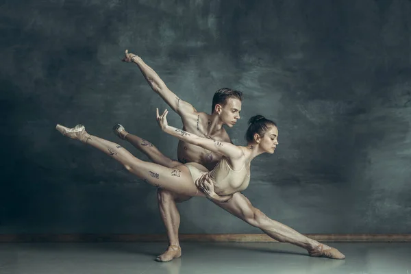 I giovani ballerini moderni in posa su sfondo grigio studio — Foto Stock