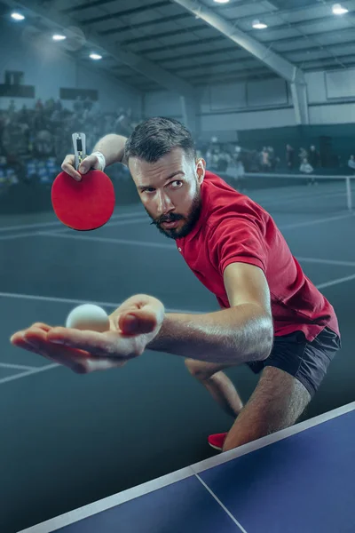 El jugador de tenis de mesa que sirve —  Fotos de Stock