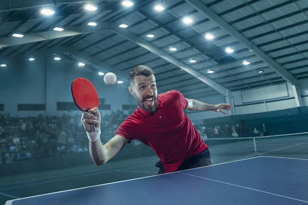 El jugador de tenis de mesa que sirve — Foto de Stock