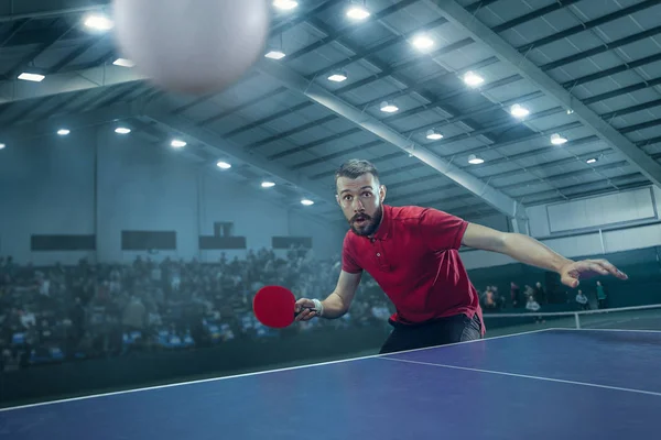 El jugador de tenis de mesa que sirve — Foto de Stock