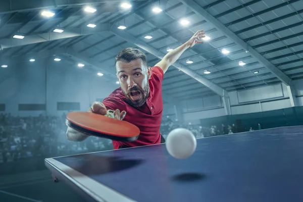 El jugador de tenis de mesa que sirve — Foto de Stock