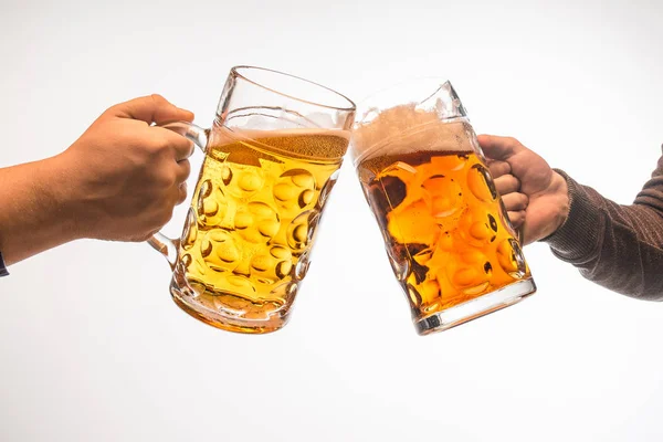 Händer med muggar öl rostningen skapa splash isolerad på vit bakgrund — Stockfoto