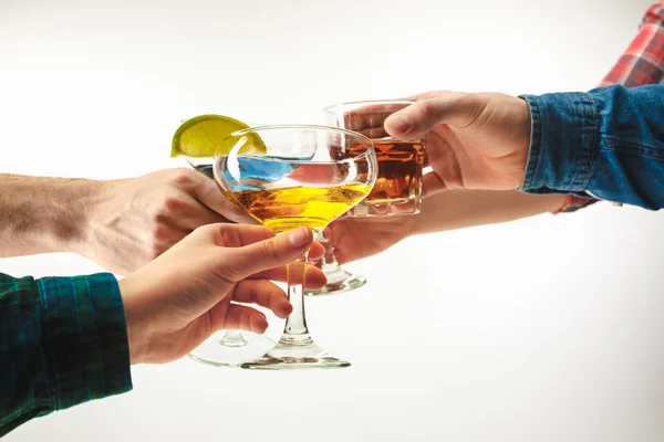 Le mani maschili e femminili con cocktail esotici — Foto Stock