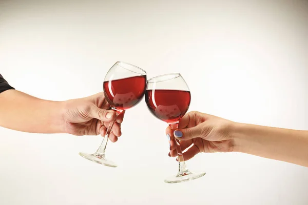 Bardak kırmızı şarap, beyaz izole elleriyle — Stok fotoğraf