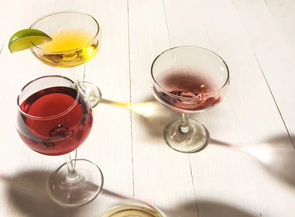Die rosa exotischen Cocktails und Früchte — Stockfoto