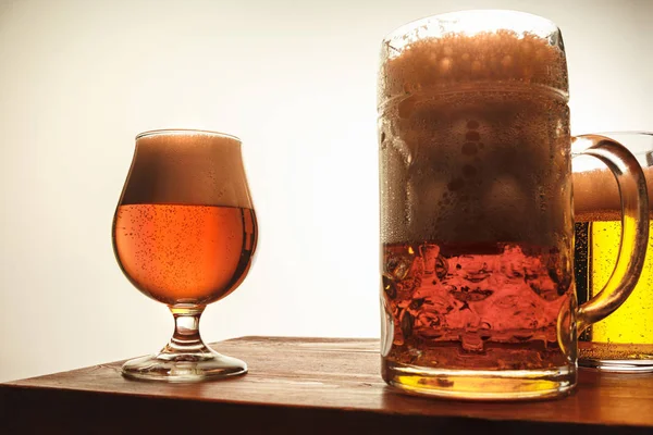 Las dos tazas de cerveza en el fondo de la mesa — Foto de Stock