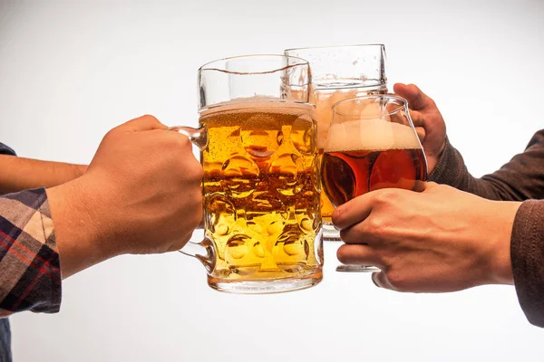Ruce s hrnky pivo opékání, vytváření úvodní izolovaných na bílém pozadí — Stock fotografie