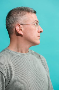 Şaşırmış görünen çekici adam izole mavi genç