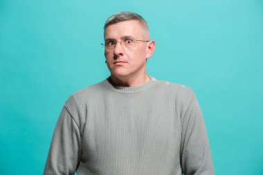 Mavi korkan adam portresi