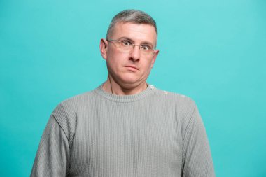 Mavi korkan adam portresi