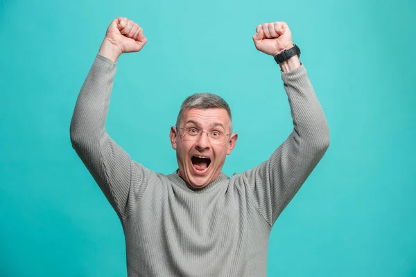 Ganar el éxito hombre feliz extático celebrando ser un ganador. Imagen energética dinámica del modelo masculino —  Fotos de Stock