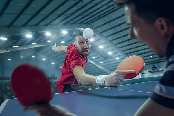 El jugador de tenis de mesa que sirve — Foto de Stock