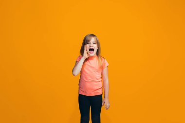 Pembe genç sıradan genç kız stüdyoda bağırarak izole