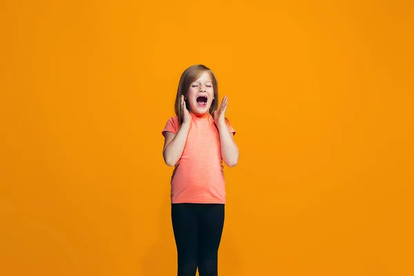 Isolado em rosa jovem casual adolescente menina gritando no estúdio — Fotografia de Stock