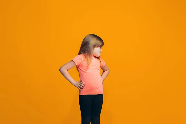 Retrato de menina adolescente com raiva em um fundo de estúdio laranja — Fotografia de Stock
