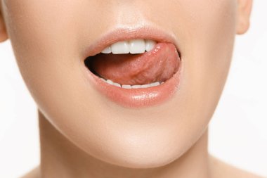 güzel ve sağlıklı bir kadın gülüşü, yakın çekim