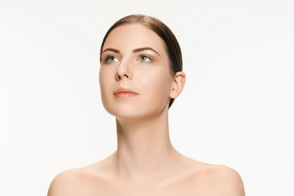 Mooi gezicht van jonge volwassen vrouw met schone huid geïsoleerd op wit — Stockfoto