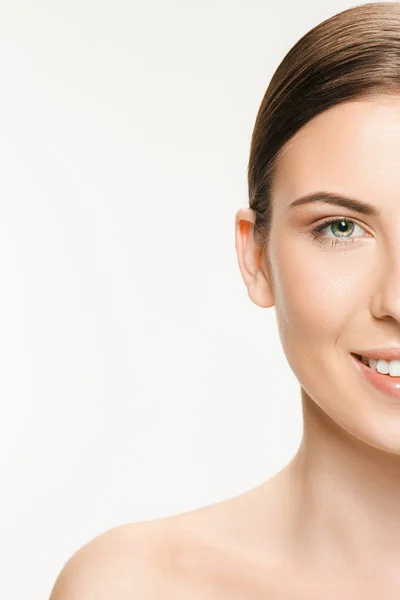 Bellissimo viso di giovane donna adulta con pelle fresca pulita isolata su bianco — Foto Stock