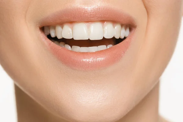 Bella e sana donna sorriso, primo piano — Foto Stock