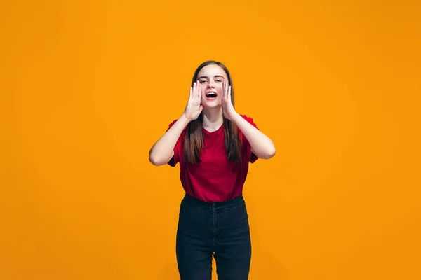 Izolované na růžové mladé casual dospívající dívka křičí na studiu — Stock fotografie