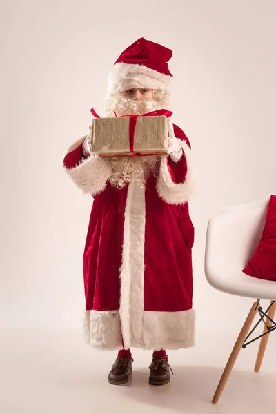 La chica feliz en traje de Santa Claus con caja de regalo en el estudio — Foto de Stock