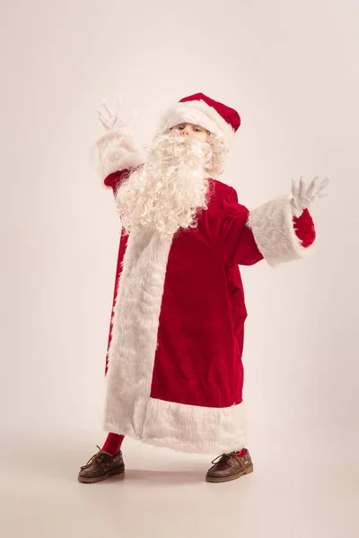 Das glückliche Mädchen im Weihnachtsmann-Kostüm im Atelier — Stockfoto