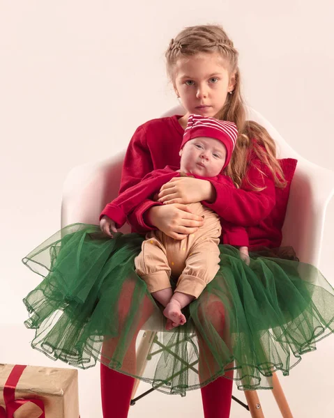 Feliz niña adolescente sosteniendo a su hermanita recién nacida. Amor familiar . — Foto de Stock