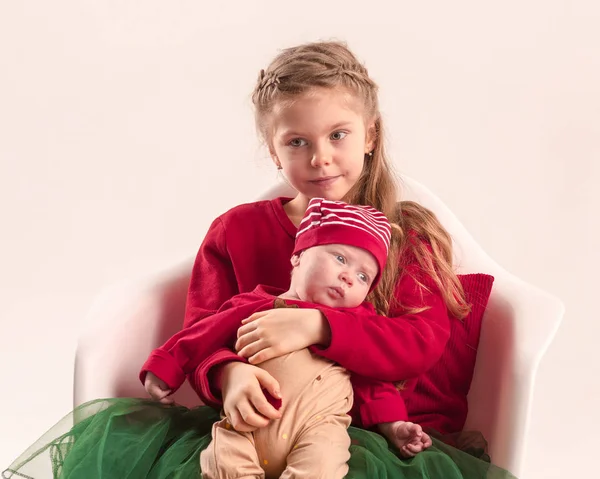 Happy little teen girl holding his newborn baby little sister. Family love. — Stock Photo, Image