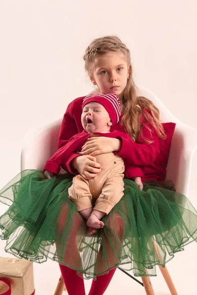 Gelukkig tiener meisje houdt van zijn pasgeboren baby-zusje. Familie liefde. — Stockfoto