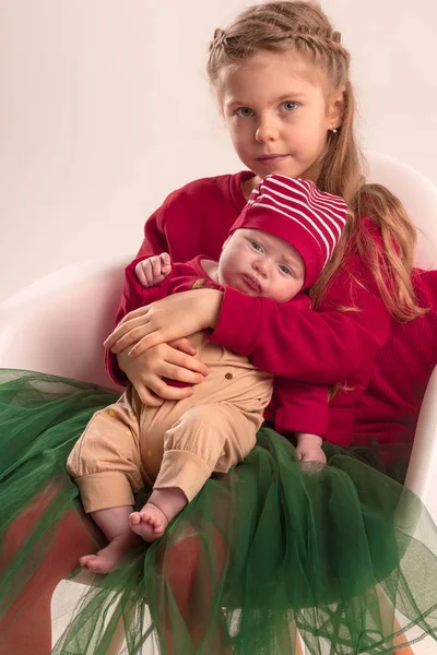 Feliz niña adolescente sosteniendo a su hermanita recién nacida. Amor familiar . — Foto de Stock