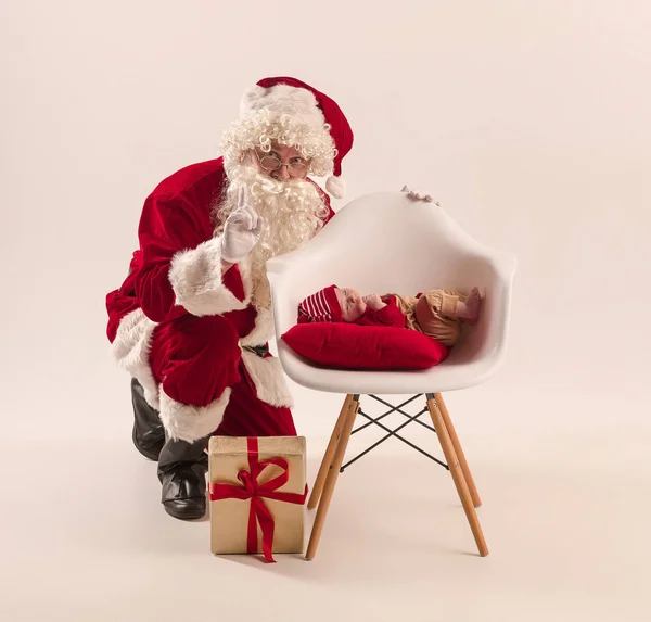 Weihnachtsportrait des süßen kleinen neugeborenen Mädchens, in Weihnachtskleidung gekleidet, Studioaufnahme, Winterzeit — Stockfoto