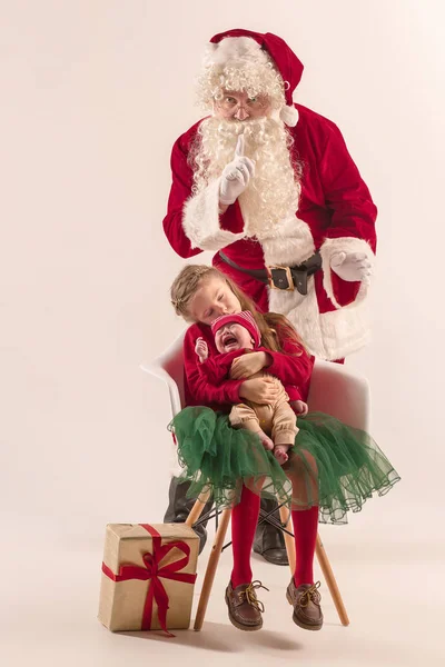 Retrato de Natal da linda menina recém-nascida, vestida com roupas de Natal, tiro de estúdio, tempo de inverno — Fotografia de Stock