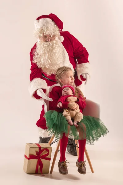 Retrato de Natal da linda menina recém-nascida, vestida com roupas de Natal, tiro de estúdio, tempo de inverno — Fotografia de Stock