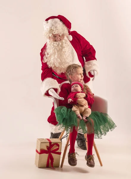 Karácsonyi aranyos újszülött kislány portréja öltözött Karácsony ruhák, Műterem lövés, téli idő — Stock Fotó