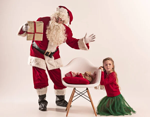 Christmas porträtt av söta lilla nyfödda baby flicka, klädd i jul kläder, studio skott, vintertid — Stockfoto