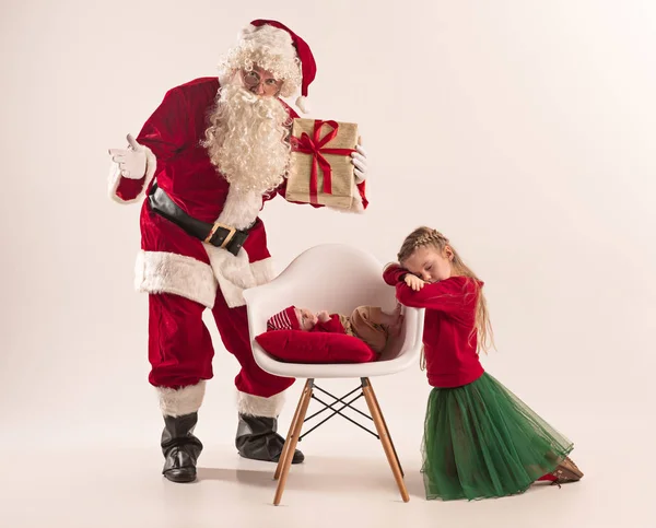 Christmas porträtt av söta lilla nyfödda baby flicka, klädd i jul kläder, studio skott, vintertid — Stockfoto