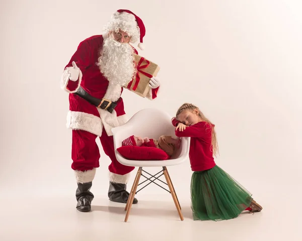 Christmas porträtt av söta lilla nyfödda baby flicka, klädd i jul kläder, studio skott, vintertid — Stockfoto