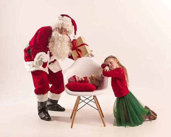 Retrato de Natal da linda menina recém-nascida, vestida com roupas de Natal, tiro de estúdio, tempo de inverno — Fotografia de Stock